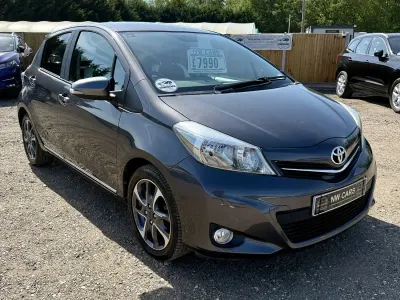 Usado Toyota Yaris Trend 98 HP (72 kW) 2013 Cinzento Citadino