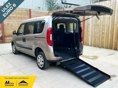 Usado Fiat Doblò 95 CV (69 kW) 2019 Blanco Monovolumen