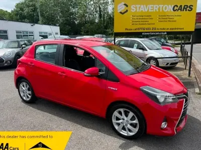 Used Toyota Yaris 101 HP (74 kW) 2015 Red Hatchback