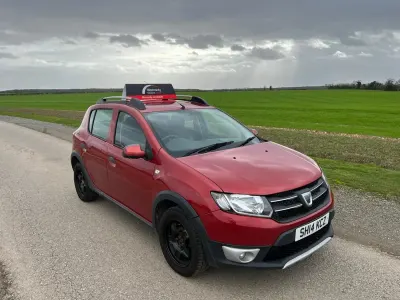 Usado Dacia Sandero Lauréate 88 CV (64 kW) 2014 Rojo Utilitario