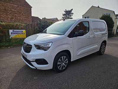 Second-hand Vauxhall Combo 100 CP (73 kW) 2023 Alb Monovolum