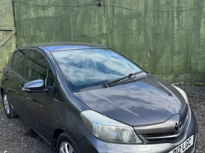 Begagnad Toyota Yaris 69 HK (50 kW) 2012 Grå Halvkombi
