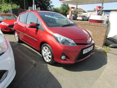Used Toyota Yaris 100 HP (73 kW) 2012 Red Hatchback