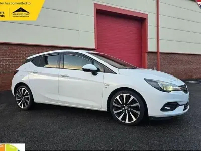 Used Vauxhall Astra SRi 145 HP (106 kW) 2020 White Hatchback