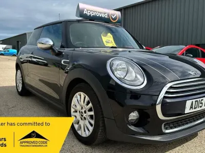 Begagnad Mini Cooper Hatch 136 HK (100 kW) 2015 Svart Halvkombi