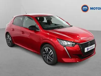 Begagnad Peugeot 208 Allure+ 131 HK (96 kW) 2023 Röd Halvkombi