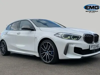 Begagnad BMW M135 Sport Line 306 HK (225 kW) 2023 Vit Halvkombi