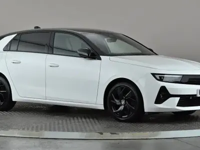 Used Vauxhall Astra GS Line 131 HP (96 kW) 2022 White Hatchback