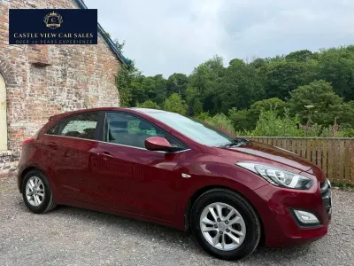 Used Hyundai i30 SE 110 HP (80 kW) 2016 Red Hatchback