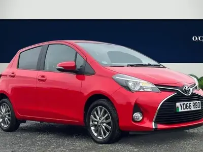 Used Toyota Yaris 99 HP (72 kW) 2016 Red Hatchback