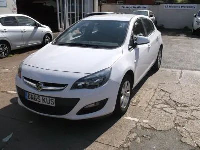 Used Vauxhall Astra Design Edition 113 HP (83 kW) 2015 White Hatchback