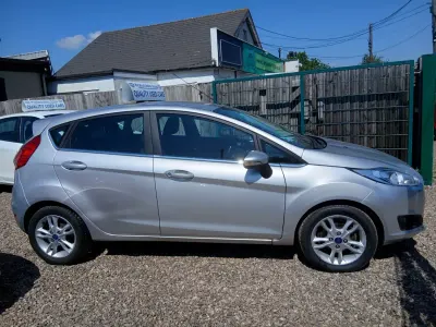 Usado Ford Fiesta Zetec 2015 Prateado Citadino