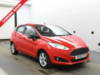 Usado Ford Fiesta Zetec 82 HP (60 kW) 2015 Vermelho Citadino