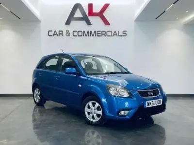Begagnad Kia Rio 95 HK (69 kW) 2011 Blå Halvkombi