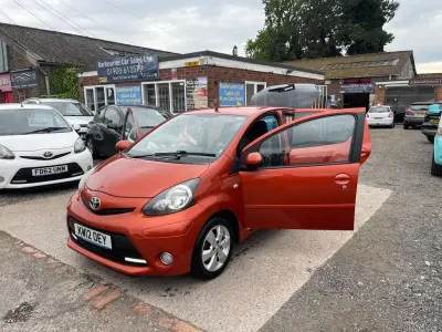 Usado Toyota Aygo 67 HP (49 kW) 2012 Laranja Citadino