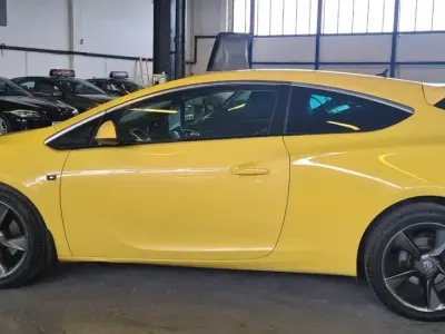 Used Vauxhall Astra GTC SRi 140 HP (102 kW) 2013 Yellow Hatchback
