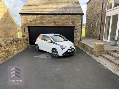 Used Toyota Aygo X-play 72 HP (52 kW) 2019 White Hatchback