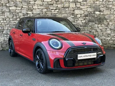 Usado Mini Cooper Hatch 134 CV (98 kW) 2022 Rojo Utilitario