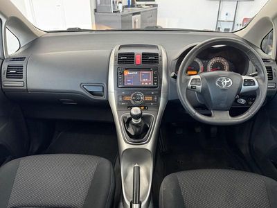 Used Toyota Auris 132 HP (97 kW) 2012 Tyrol silver Hatchback