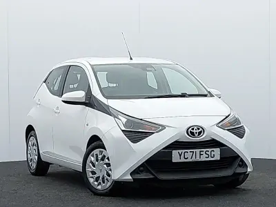 Used Toyota Aygo X-play 72 HP (52 kW) 2021 White Hatchback