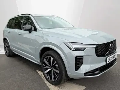 Neu Volvo XC90 Plus 455 PS (334 kW) 2026 Schwarz SUV
