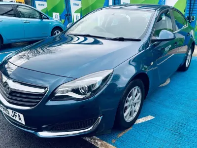 Used Vauxhall Insignia Design Edition 2015 Blue Hatchback