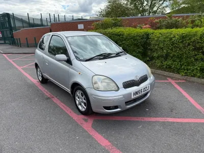 Begagnad Toyota Yaris 2005 Silver Halvkombi