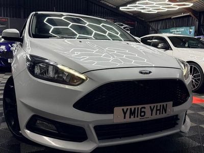 Used Ford Focus ST 185 HP (136 kW) 2016 White Hatchback