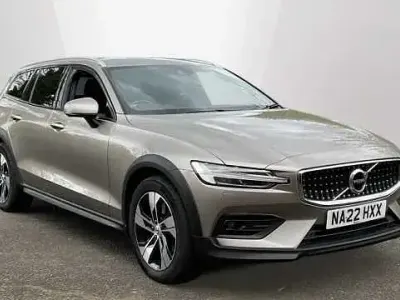Usado Volvo V60 CC 194 HP (142 kW) 2022 Cinzento Carrinha