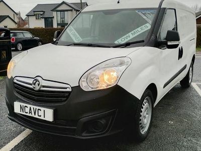 Used Vauxhall Combo S 105 HP (77 kW) 2016 White Van