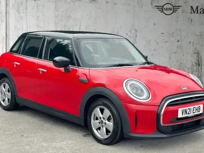 Begagnad Mini Cooper Classic 136 HK (100 kW) 2021 Röd Halvkombi