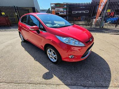 Usado Ford Fiesta Zetec 70 HP (51 kW) 2011 Vermelho Citadino