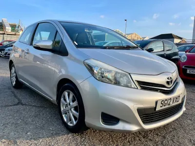 Used Toyota Yaris 98 HP (72 kW) 2012 White Hatchback