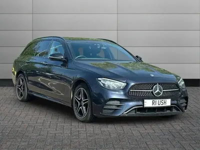 Usado Mercedes E300 AMG line 301 HP (221 kW) 2022 Azul Carrinha