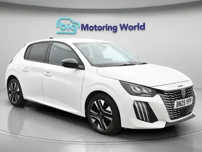 Begagnad Peugeot 208 Allure 100 HK (73 kW) 2025 Vit Halvkombi