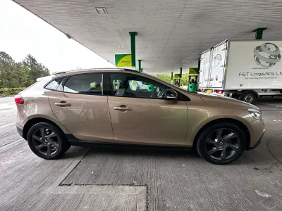 Gebraucht Volvo V40 115 PS (84 kW) 2014 Braun Kleinwagen