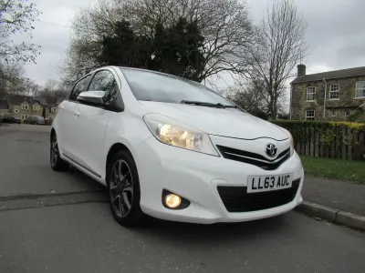 Używany Toyota Yaris Trend 99 KM (72 kW) 2013 Biały Hatchback