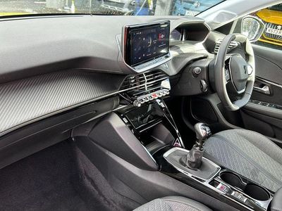 Used Peugeot 208 Allure 99 HP (72 kW) 2024 Yellow Hatchback