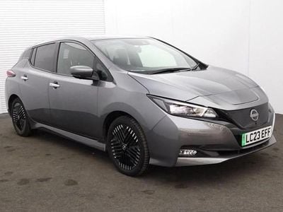 Begagnad Nissan Leaf Tekna 110 kW (150 HK) 2023 Grå Halvkombi