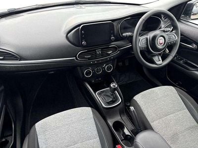 Begagnad Fiat Tipo Cross 100 HK (73 kW) 2022 Silver Halvkombi