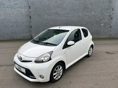 Gebraucht Toyota Aygo 68 PS (50 kW) 2013 Weiß Kleinwagen