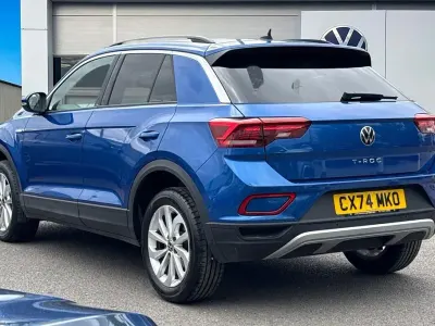 Usado VW T-Roc Match 150 HP (110 kW) 2024 Azul SUV
