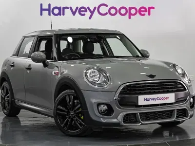 Usado Mini ONE Hatch 102 CV (75 kW) 2018 Gris Utilitario
