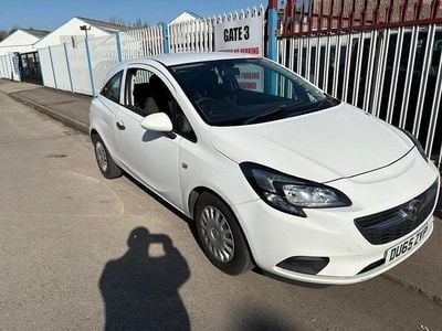 Used Vauxhall Corsa 70 HP (51 kW) 2015 White Hatchback