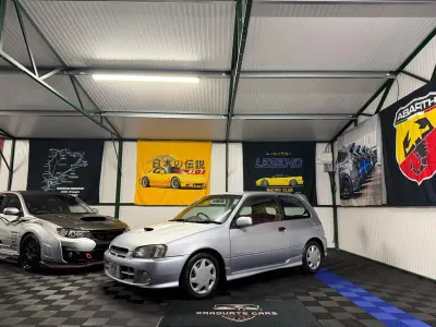 Usado Toyota Starlet 75 CV (55 kW) 1998 Plateado Utilitario