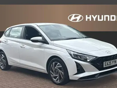 Begagnad Hyundai i20 Advanced 101 HK (74 kW) 2025 Vit Halvkombi