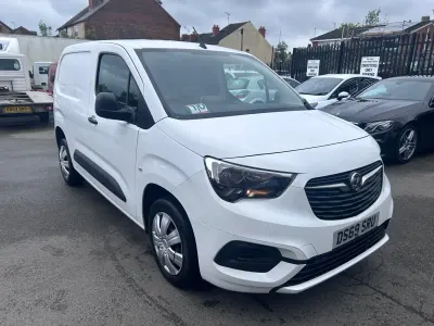 Usado Vauxhall Combo Sportive 100 CV (73 kW) 2019 Blanco Monovolumen