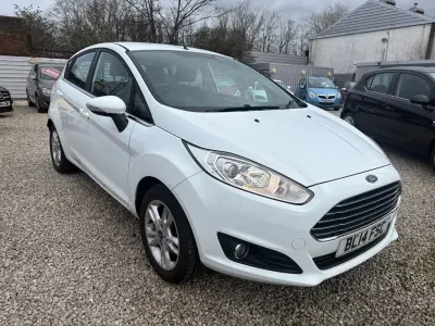 Usado Ford Fiesta Zetec 82 HP (60 kW) 2014 Branco Citadino