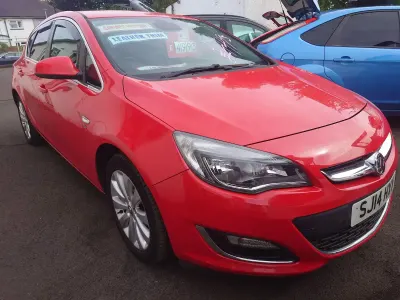 Used Vauxhall Astra Elite 115 HP (84 kW) 2014 Red Hatchback