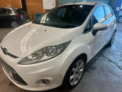 Used Ford Fiesta Zetec 70 HP (51 kW) 2011 White Hatchback